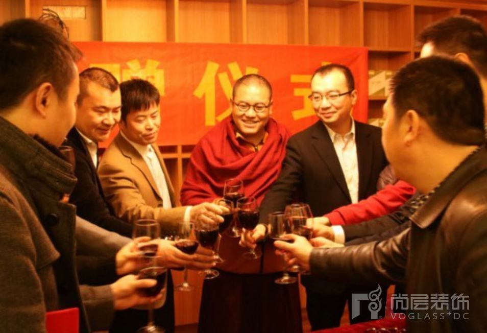 集体为竣工举杯庆贺
