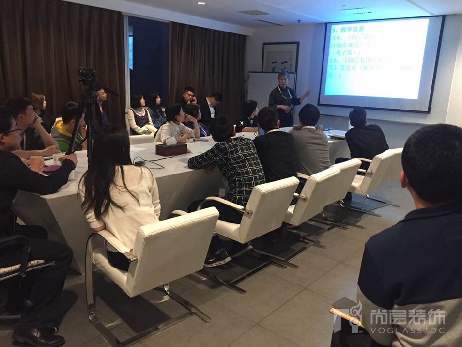 尚层装饰设计审核部主管朱晓立为同事们培训