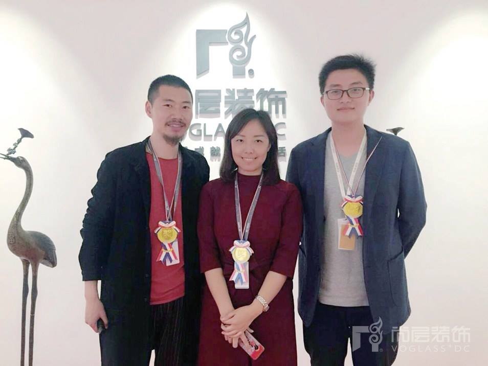 尚层装饰来甦与同事合影