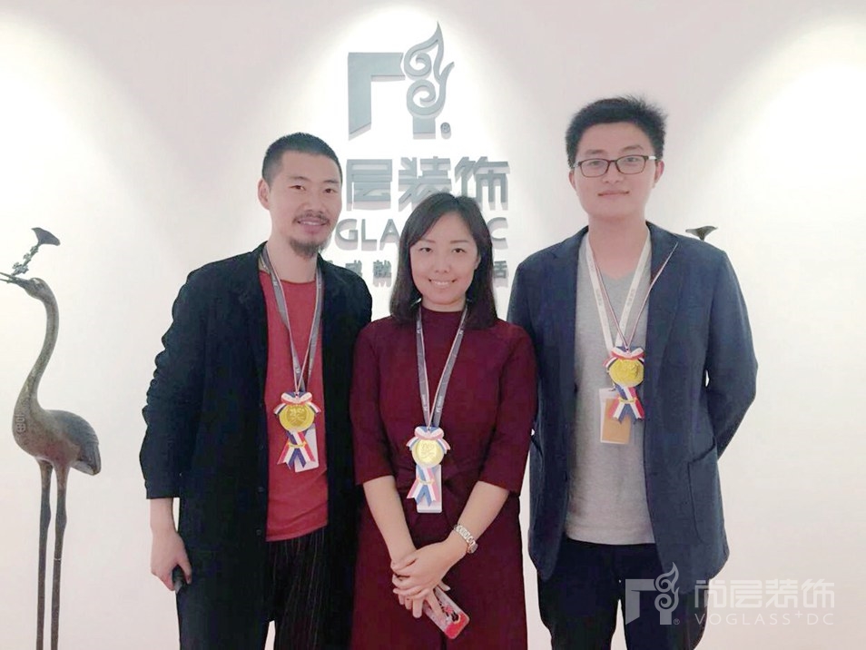 尚层装饰来甦与同事合影