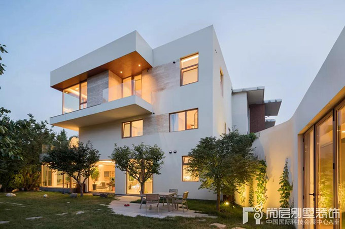 W HOUSE