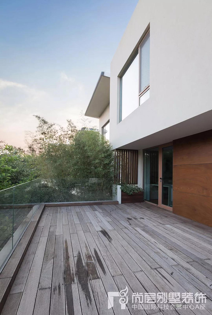 W HOUSE