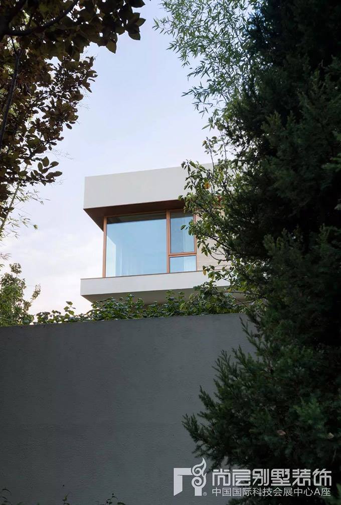 W HOUSE
