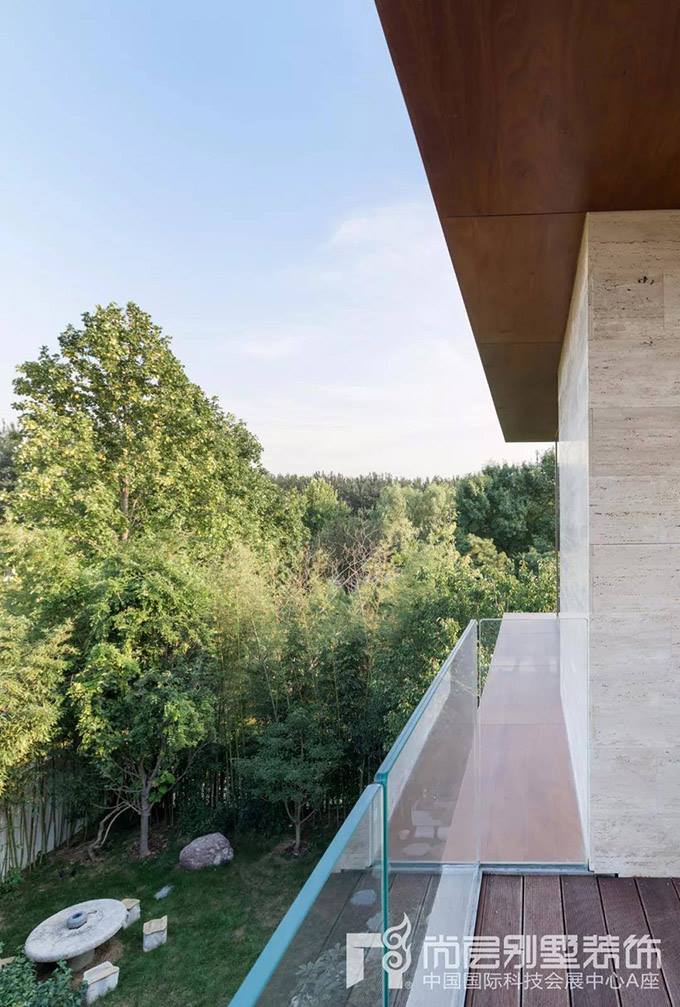 W HOUSE