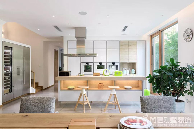 W HOUSE