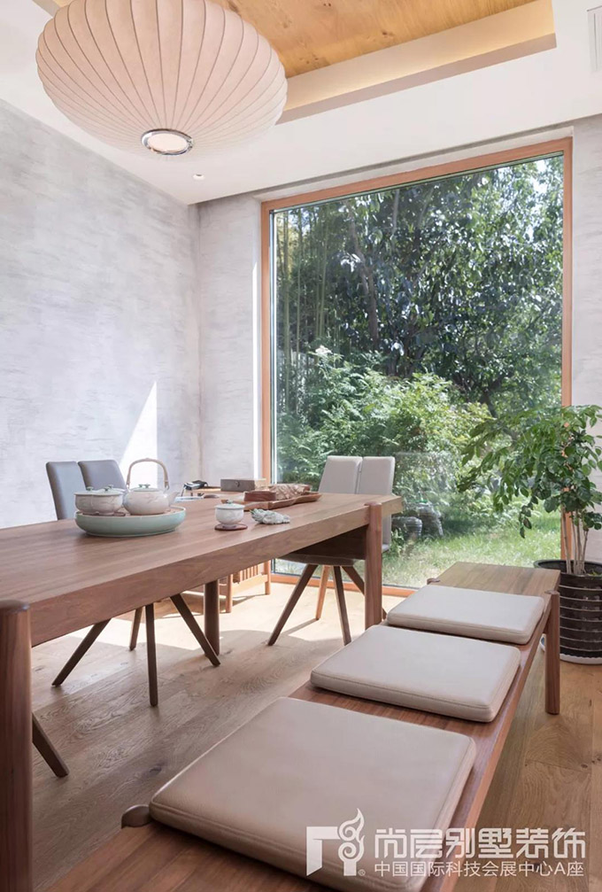 W HOUSE