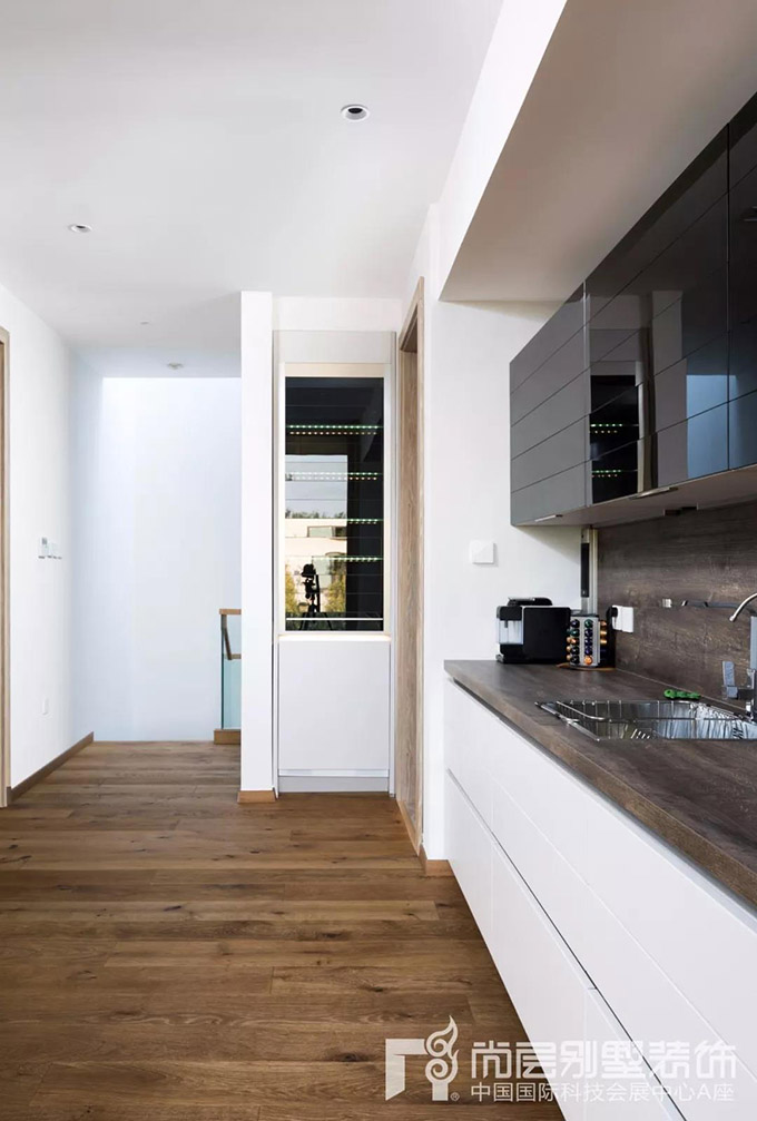 W HOUSE