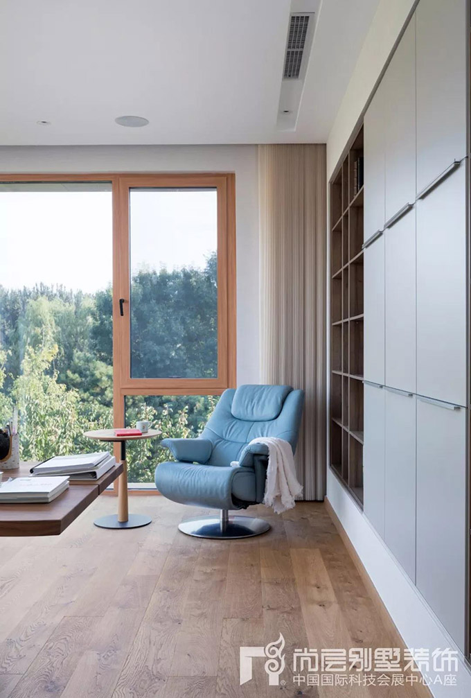 W HOUSE