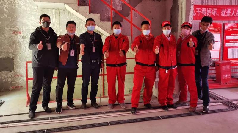 尚层装饰工地现场相关人员合影