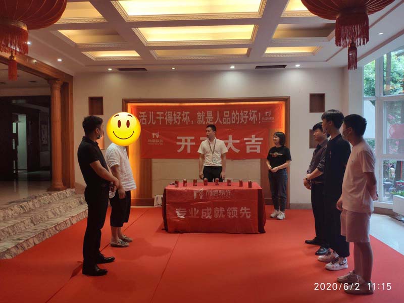 尚层项目经理恭祝成都青羊区御都花园别墅装修业主杨先生开工大吉